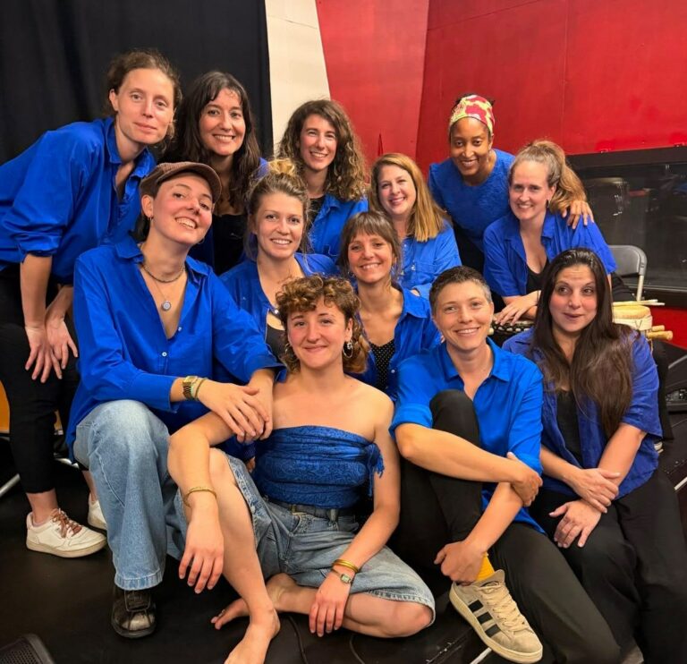 Les artistes de R35ONNE en chemises bleues
